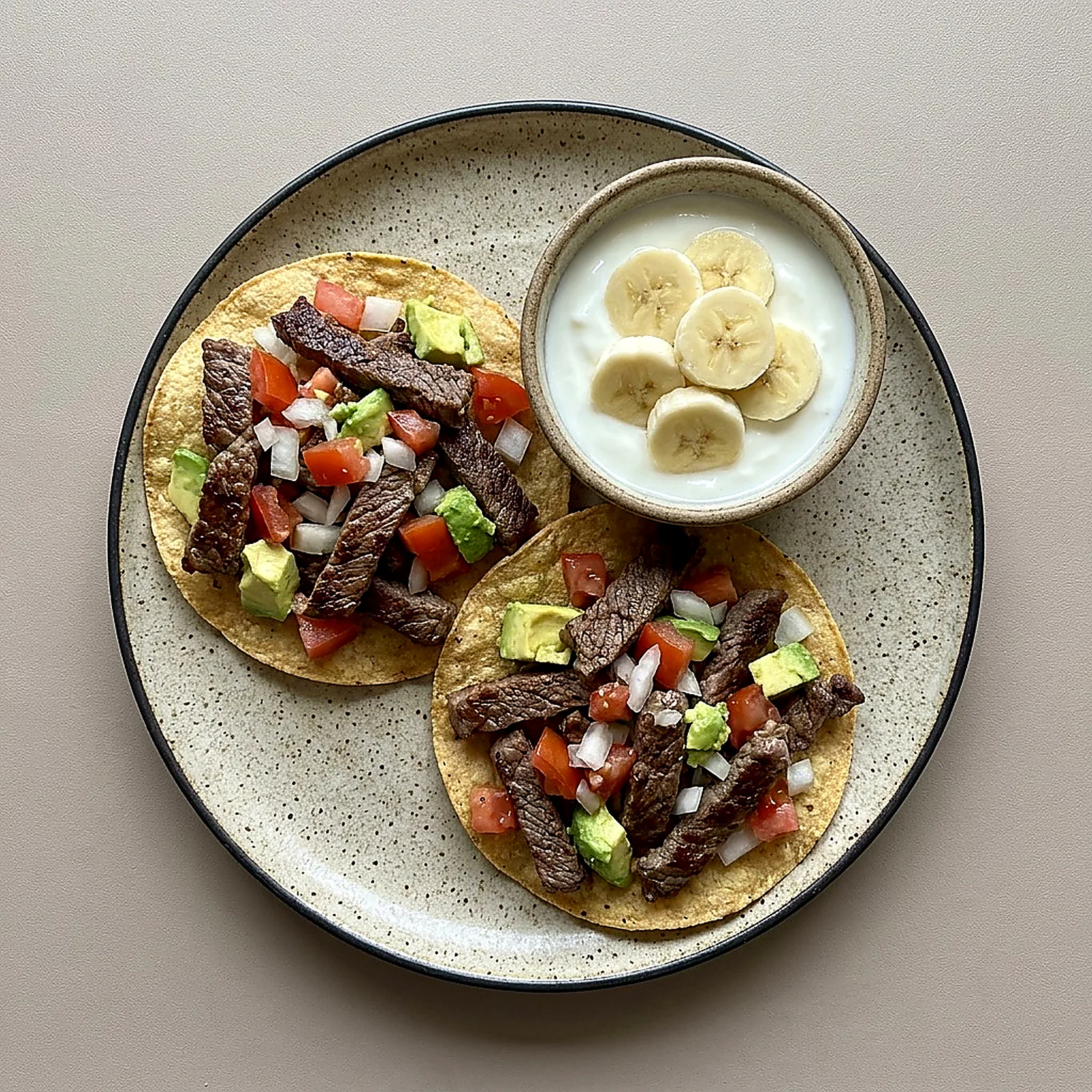 Tostadas de bistec con aguacate